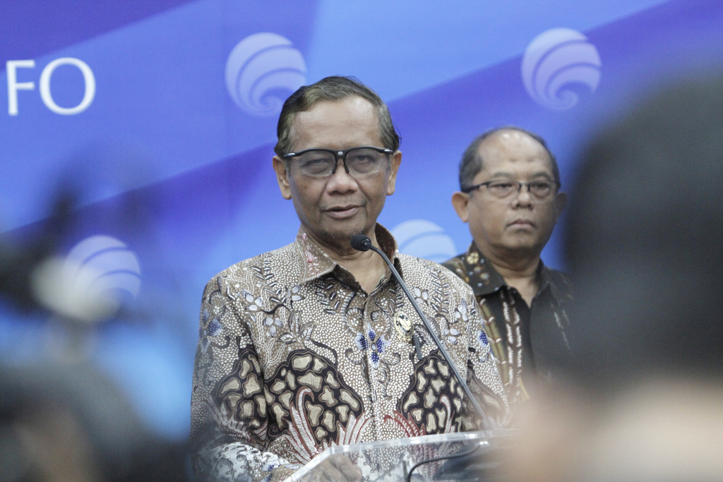 Plt Menkominfo Mahfud MD menggelar konfrensi pers proyek pembangunan BTS 4G tetap berlanjut sesuai instruksi Presiden Jokowi (Ashar/SinPo.id)