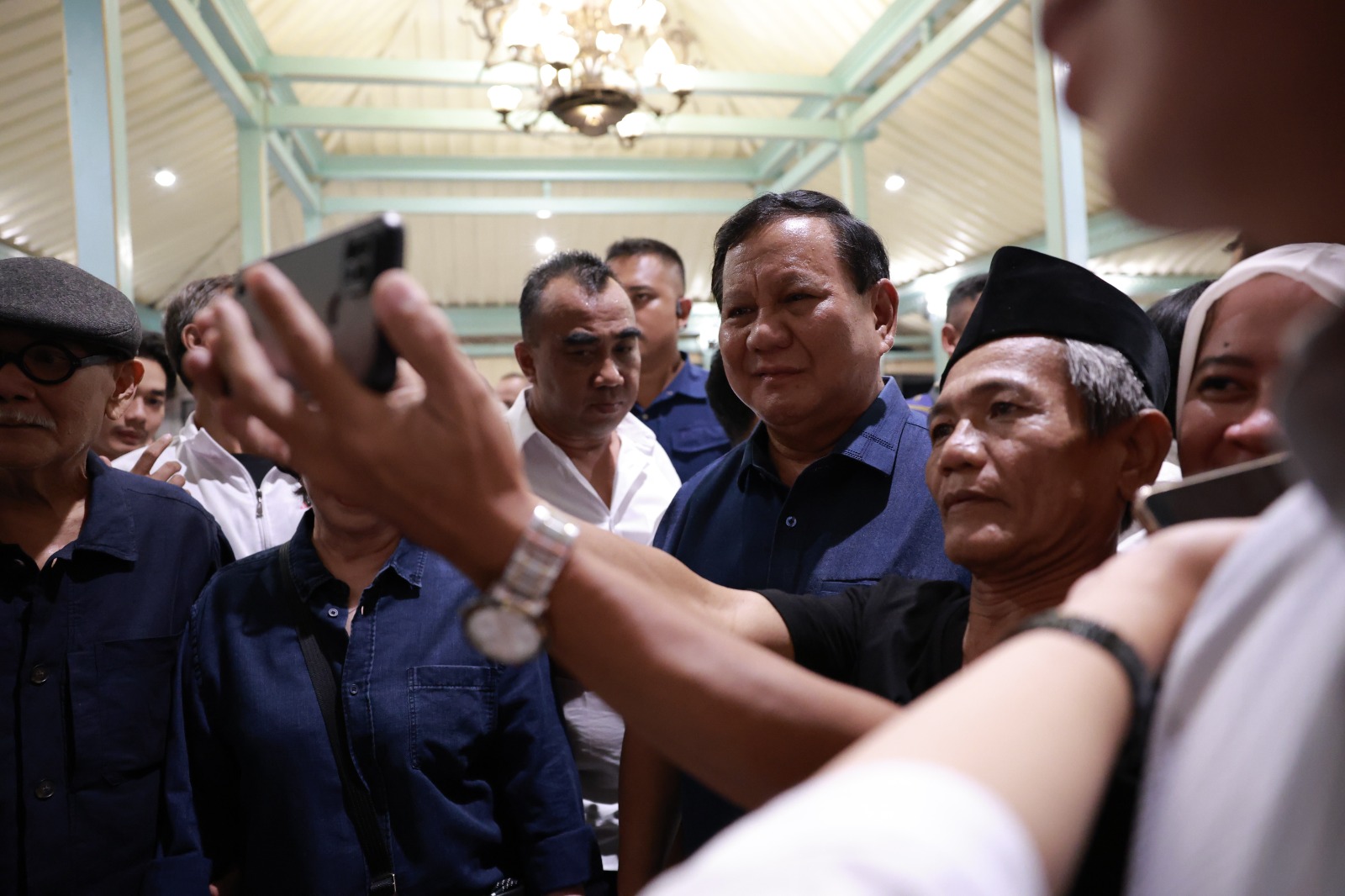 Ketua Umum Partai Gerindra Prabowo Subianto saat datang ke Solo di sambut hangat Relawan Jokowi dan Relawan Gibran (Ashar/Foto:Tim Prabowo/SinPo.id)