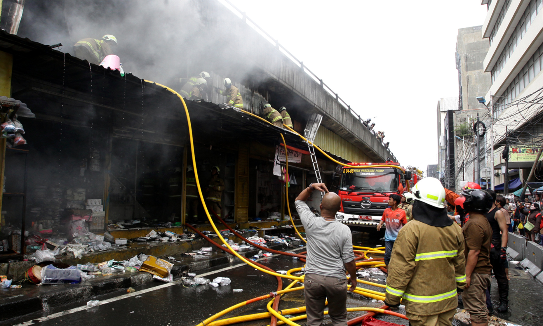 Kebakaran menghanguskan puluhan kios milik warga di pasar pagi esemka siang tadi (Ashar/SinPo.id)