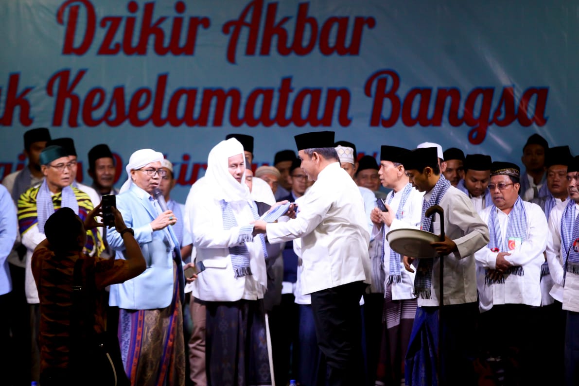 Kiai Kampung Majelis Zikir Nurul Wathon Deklarasi mendukung Prabowo-Gibran di Pilpres 2024 (Ashar/SinPo.id)