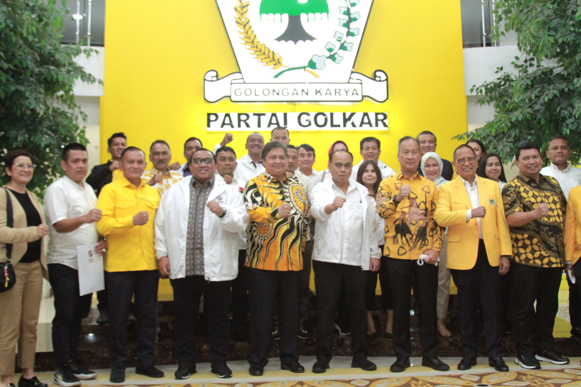Relawan Jokowi bertemu Ketua Umum Partai Golkar Airlangga Hartato untuk bersilaturahmi (Ashar/SinPo.id)