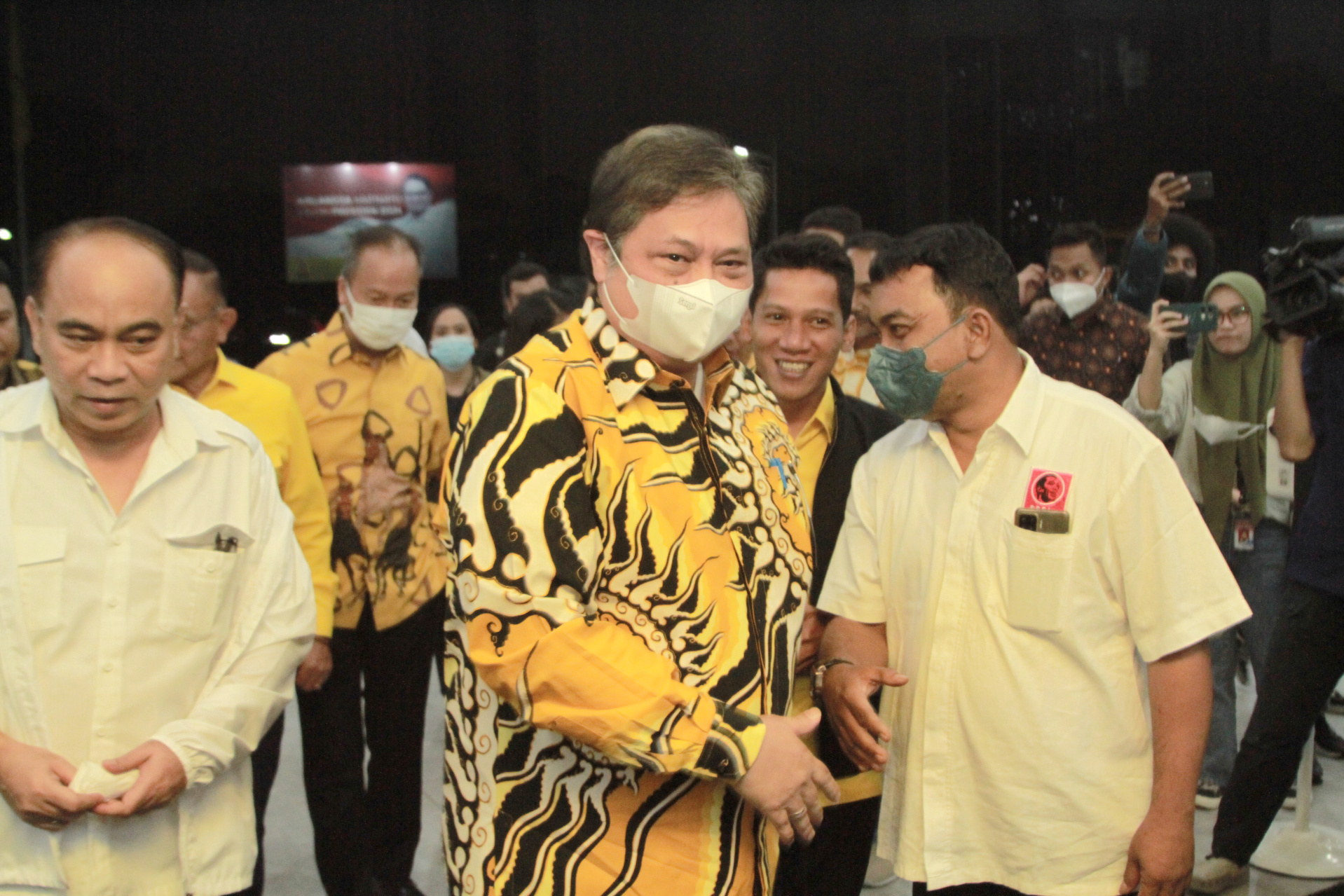 Relawan Jokowi bertemu Ketua Umum Partai Golkar Airlangga Hartato untuk bersilaturahmi (Ashar/SinPo.id)
