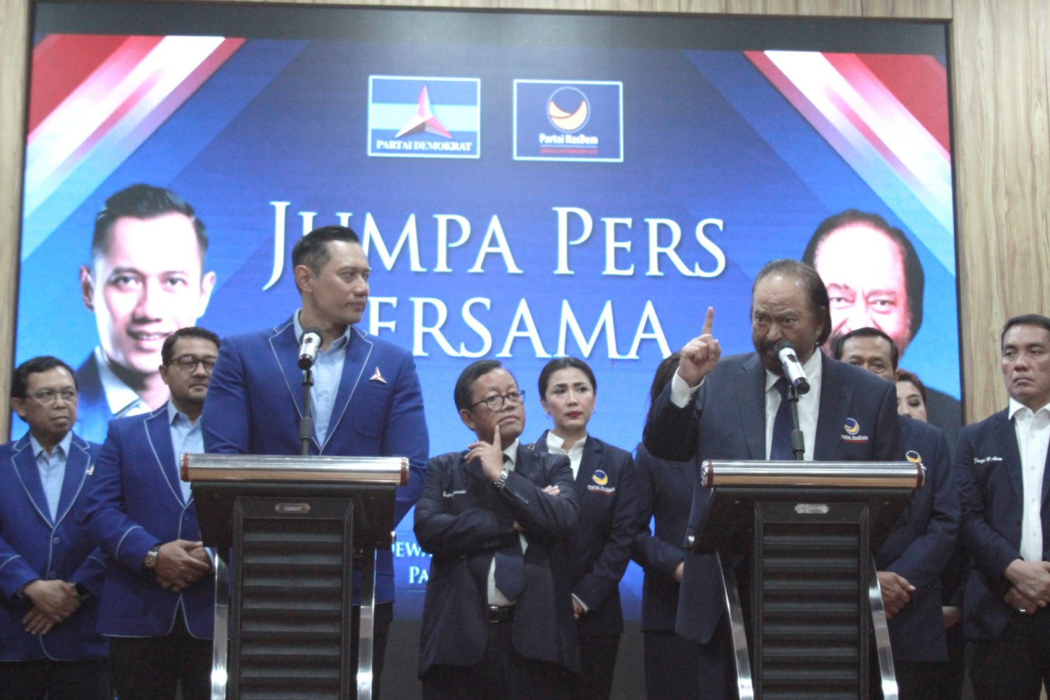 Ketua Umum NasDem Surya Paloh temui Ketua Umum Partai Demokrat Agus Harimurti Yudhoyono untuk bersilaturahmi dan membahas isu terkini jelang Pemilu 2024 (Ashar/SinPo.id)