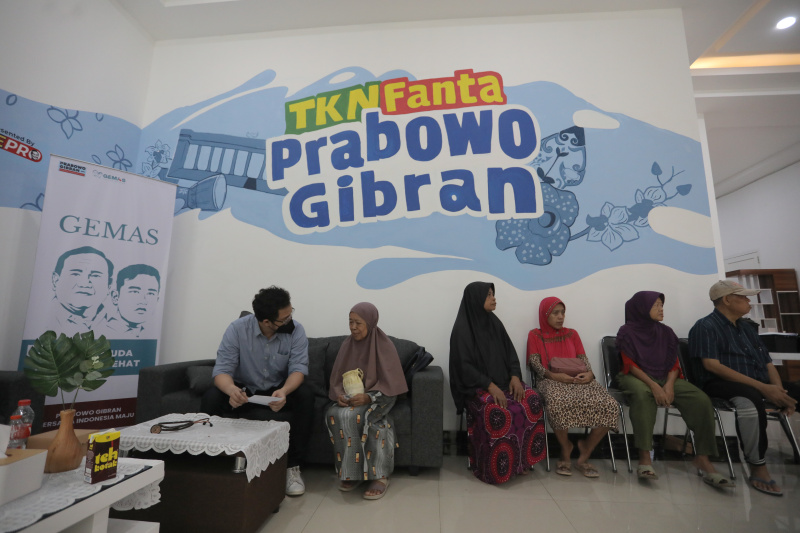 TKN Fanta HQ Prabowo-Gibran Pemilih muda melaksanakan program kampanye dengan menggelar pemeriksaan gratis unruk masyarakat umum (Ashar/SinPo.id)