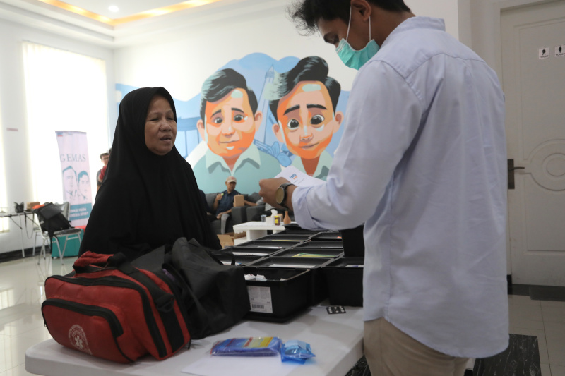 TKN Fanta HQ Prabowo-Gibran Pemilih muda melaksanakan program kampanye dengan menggelar pemeriksaan gratis unruk masyarakat umum (Ashar/SinPo.id)