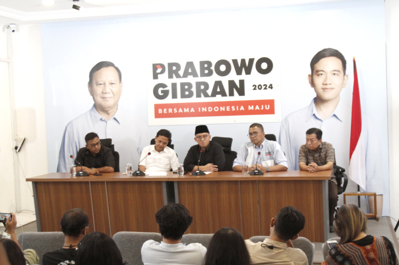 TKN Prabowo-Gibran gelar konfrensi pers terkait ancaman juru bicara Menteri Pertahanan Prabowo Subianto, Dahnil Anzar Simanjuntak (Ashar/SinPo.id)