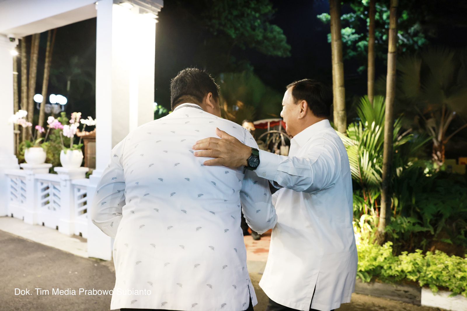 Menhan Prabowo bertemu menantu Presiden Jokowi Wali Kota Medan Boby Afif Nasution untuk memghadiri acara zikir dan doa bersama di lapangan benteng Kota Medan (Foto:Tim Prabowo/SinPo.id)