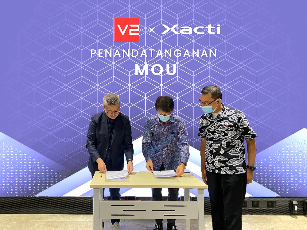 V2 Indonesia penandatanganan Mou bekerja sama dengan PT Xacti Indonesia membuat produksi hardware LED dan Videotron di Indonesia (Ashar/SinPo.id)