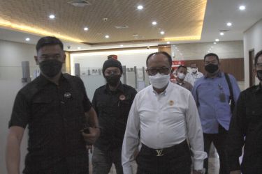 Wakil Ketua LPSK Achmadi saat keluar Gedung Bareskrim Mabes Polri