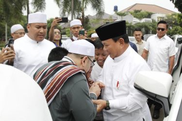 Prabowo bertemu para peserta Haul Habib Munzir (Sinpo.id/Ashar)
