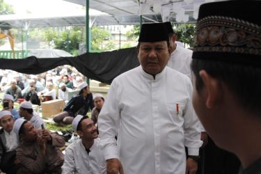 Prabowo menemui para peziarah di makam Habib Munzir (Sinpo.id/Ashar)