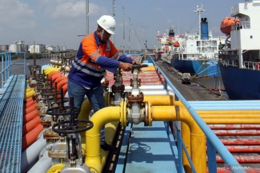 Pekerja memutar kran pipa Crude Palm Oil (CPO) di Dermaga B Curah Cair Pelabuhan Pelindo Multi Terminal Branch Dumai, Riau pada Jumat, 22 Maret 2024. (SinPo.id/Antara)